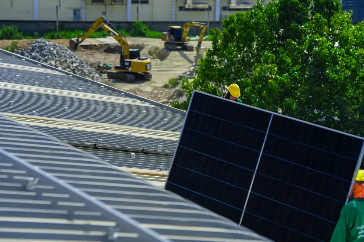 Instalación de paneles solares en una cubierta industrial, escenario frecuente en los polígonos de Montcada i Reixac